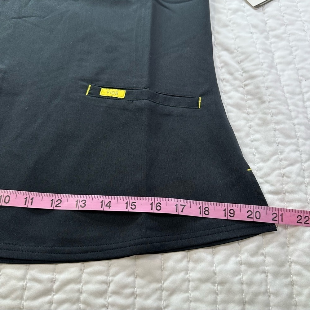 Figs ScrubsTop Women’s XS Stretch Pockets black with Yellow Logo Medical Wear - Picture 5 of 14